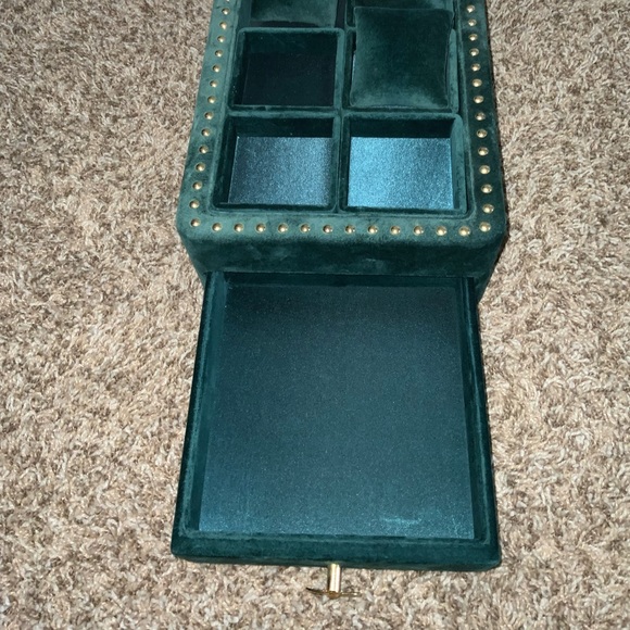 Gucci Green Velvet Watch Display - Picture 2 of 3